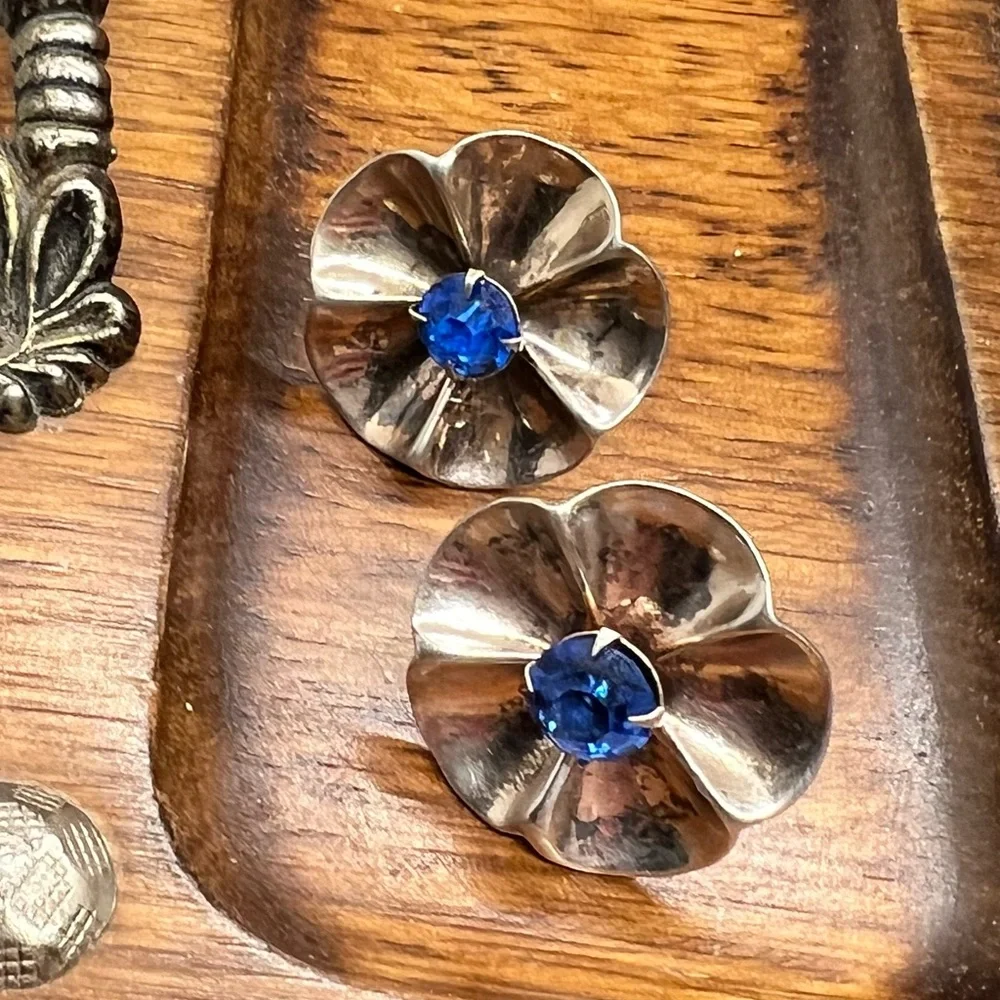 Vintage Silver Flower Shaped Earrings | Screw Back - Picture 2 of 13